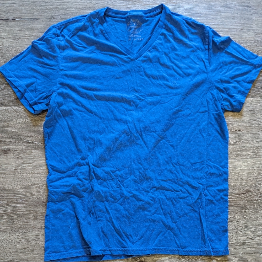American eagle v neck t shirt xl